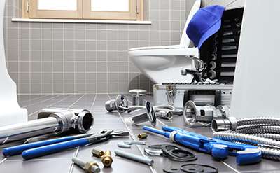 Sanitair en leidingwerk tijdens een badkamerrenovatie